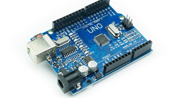Arduino UNO R3 con cable USB